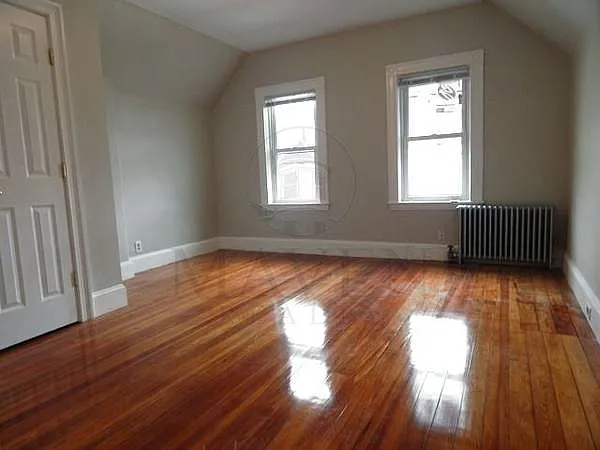 5 bed, $915 — Photo 1