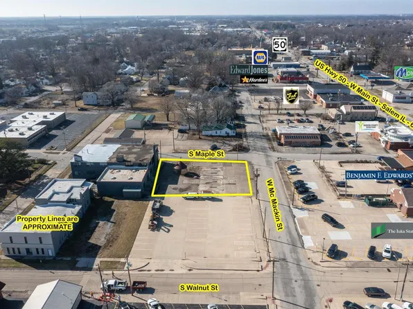 203 W McMackin St, Salem, IL 62881