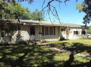1604 N McLeod St, Cuero, TX 77954