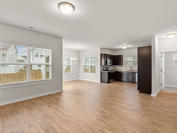 4th image of 317 Winners Cir