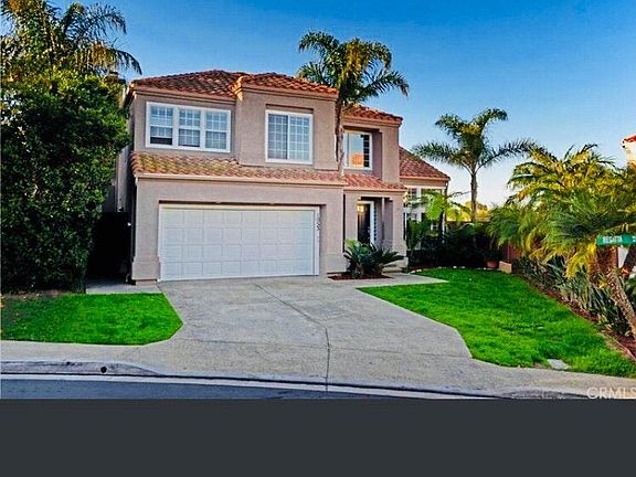 Great front yard with plenty parking, view of bluffs behind