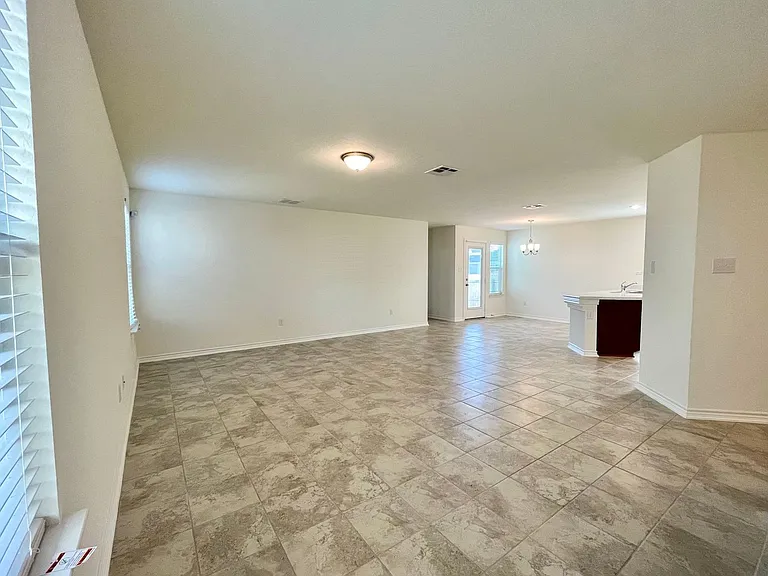 8405 Amistad Cv — Photo 4