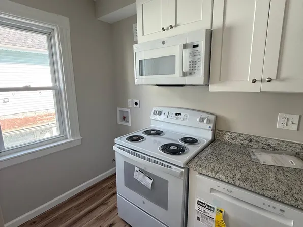 219 Laurel St APT 2E, Manchester, NH 03103