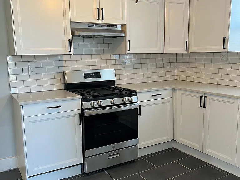 124 Oak St #1 — Photo 1