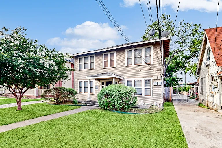 E Ashby Pl — Photo 1