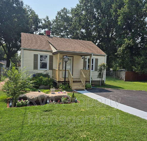 2906 Maple St — Photo 1