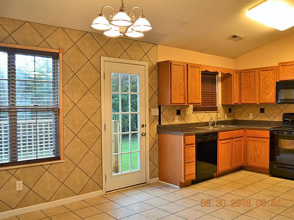 4th image of 172 Waddington Way