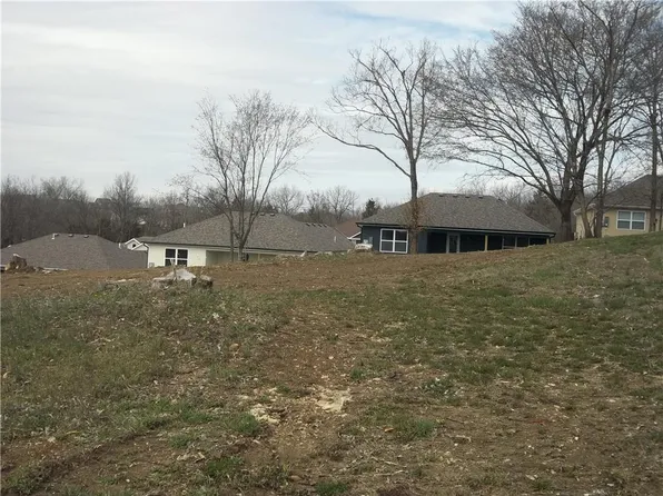 909 Ingleside Dr, Pleasant Hill, MO 64080