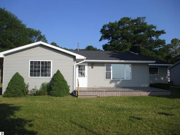 1353 Bay Dr, Tawas City, MI 48763