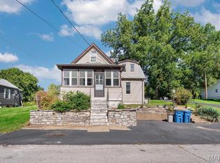 465 Bluff Dr, Saint Louis, MO 63137