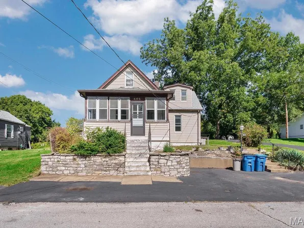 465 Bluff Dr, Saint Louis, MO 63137