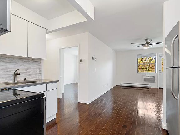3rd image of 31-23 Crescent St APT 4D