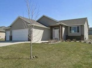 812 Willowmere Dr, Zumbrota, MN 55992