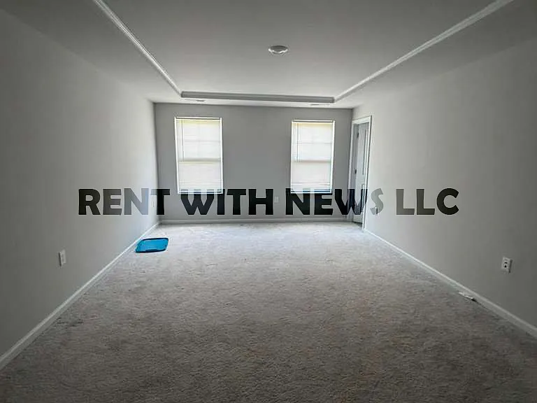 282 Paramount Dr — Photo 13