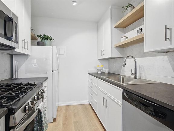 4th image of 700 E 8th St Unit 15Q