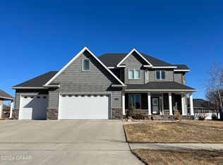 1418 Robert Cir, Grand Forks, ND 58201