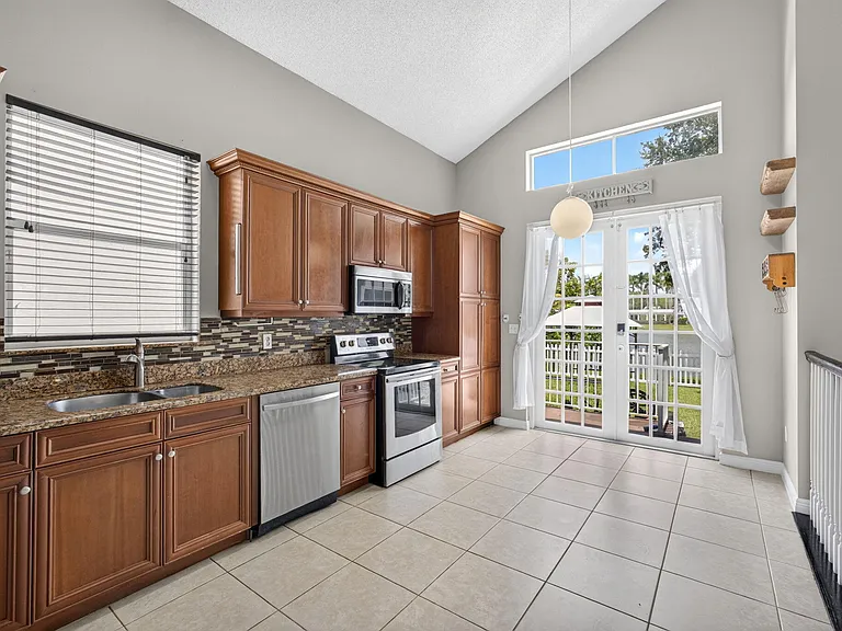 1204 Oakwater Dr — Photo 16