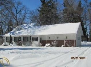 1174 Beach Dr, Lake Orion, MI 48360
