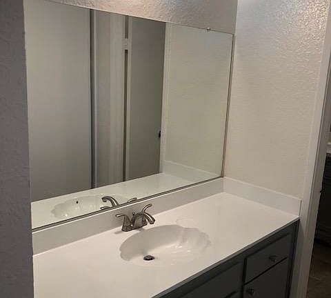 3rd image of 905B Lombard Dr #905B