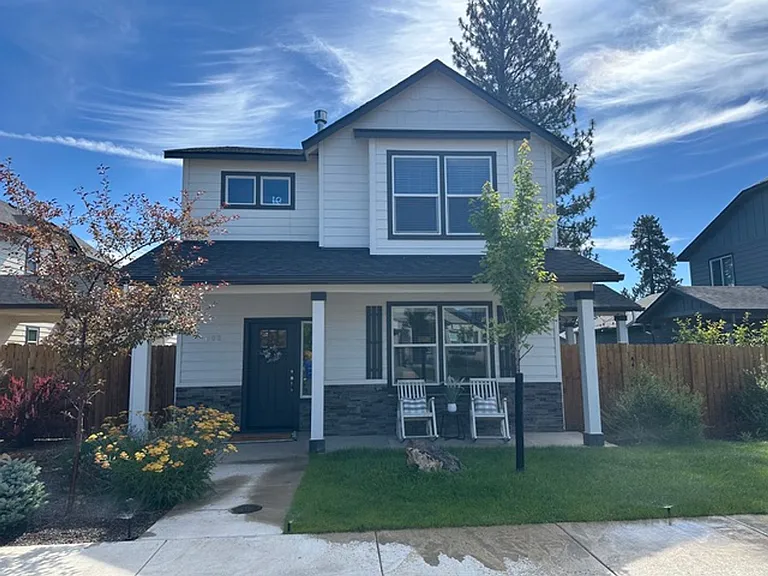 692 W Willitts St — Photo 1