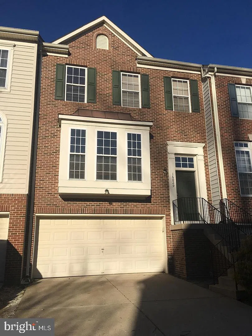 3 bed, 3.5 bath, 2590 sqft, $2,975 — Photo 1