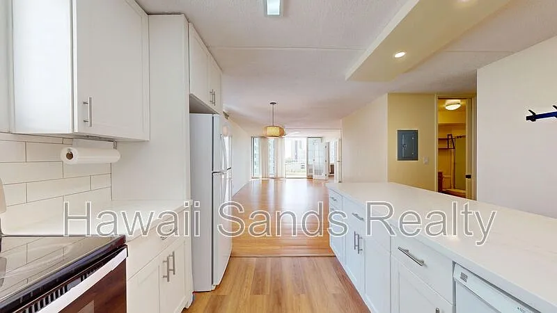 3 bed, 2.0 bath, 1130 sqft, $3,800 — Photo 4