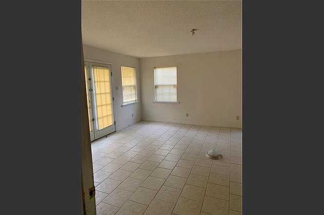 Apartment without any furnishings - ceramic floor, lots of light through windows