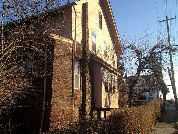 3rd image of 1926 Crane Ave