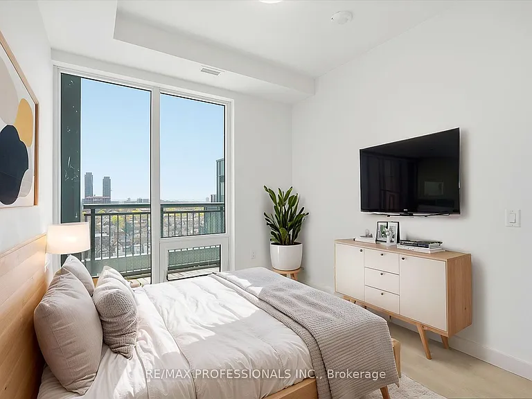 1185 Dupont St #1001 — Photo 4