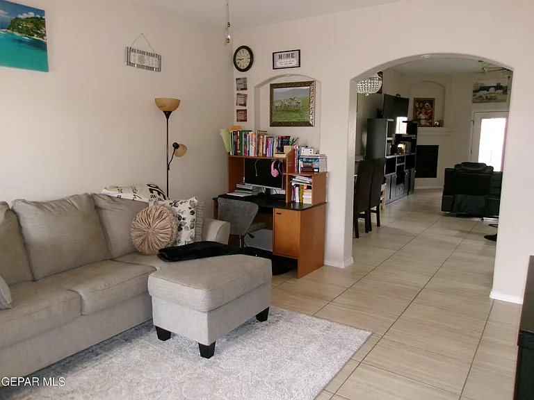 824 Caterick St — Photo 3