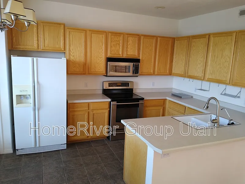 4 bed, 2.0 bath, 2264 sqft, $2,550 — Photo 2