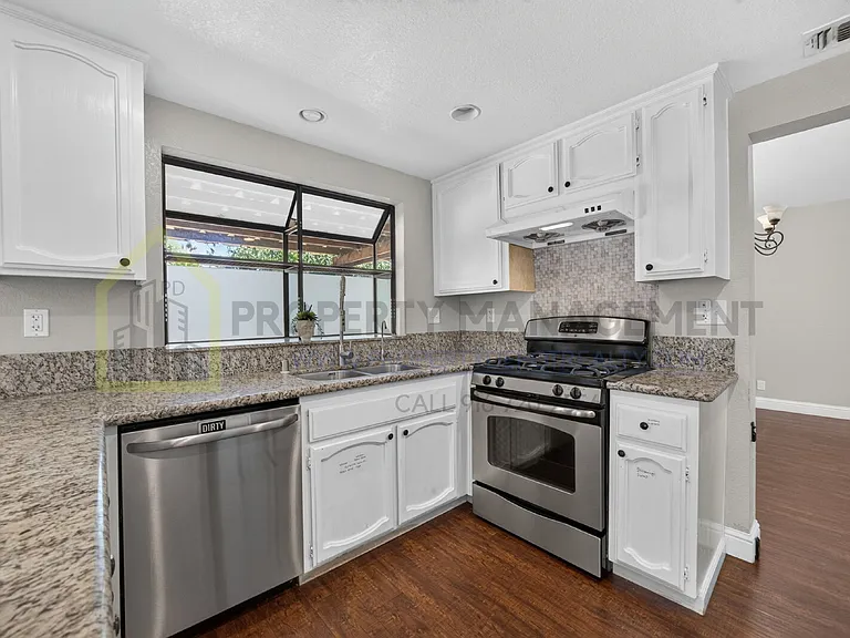 8779 Brittany Park Dr — Photo 16