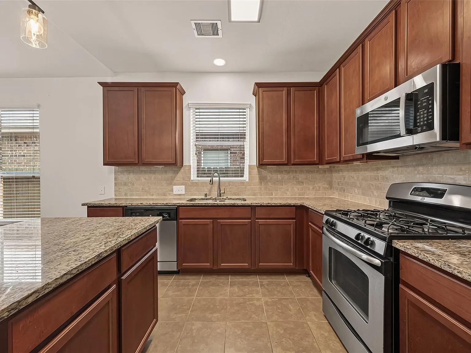 3 bed, 2.5 bath, 2020 sqft, $2,300 — Photo 4