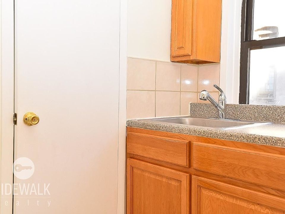 2nd image of 215 Kingsland Ave #13R