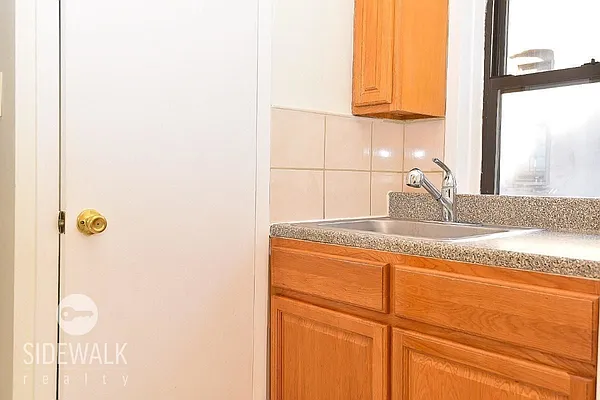 Rented by Sidewalk Realty LLC | media 8