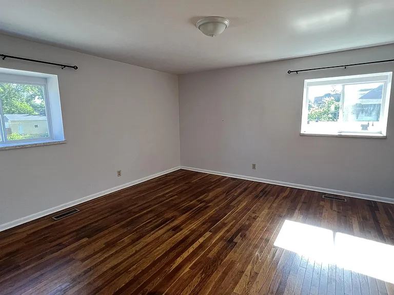 527 N Walnut St — Photo 19