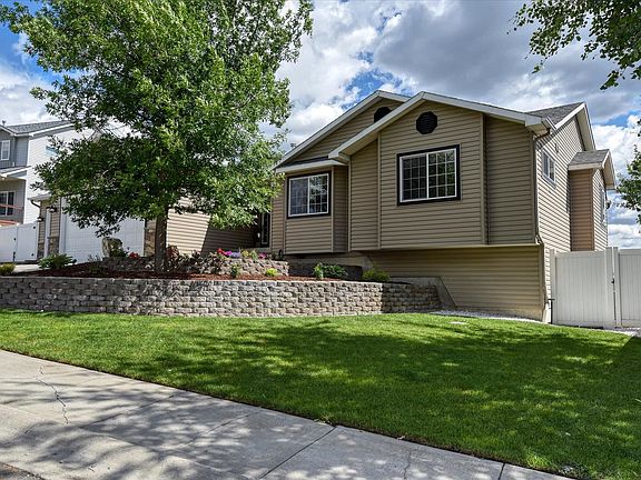 3rd image of 1006 E Tara Lee Ave