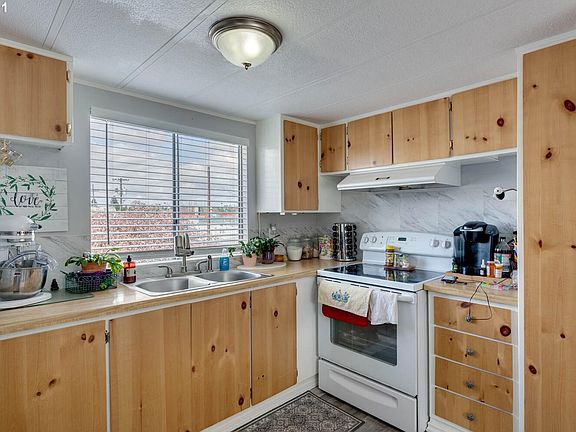 4th image of 1004 NE 72nd St Unit 20