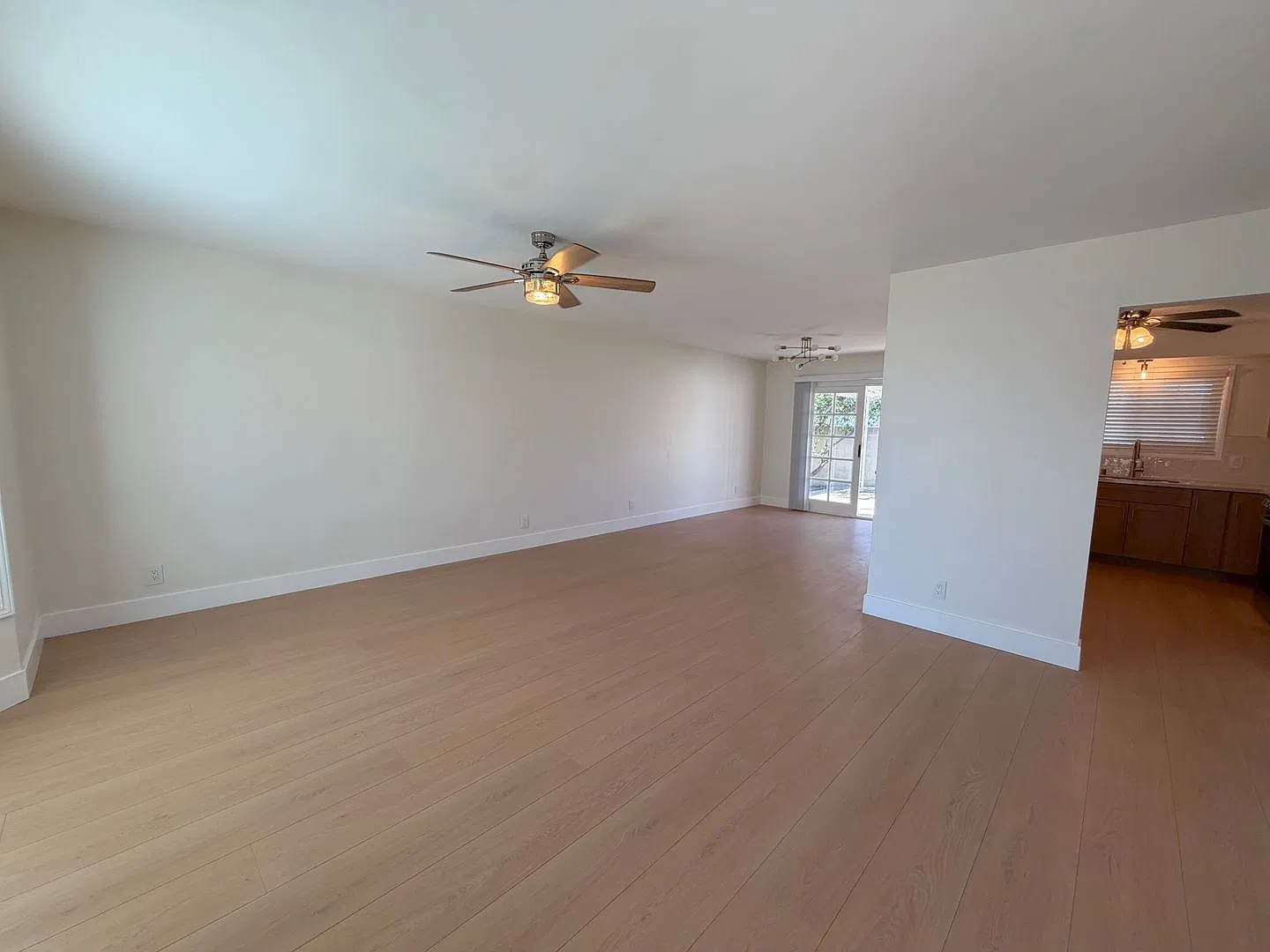 3 Bedroom home with 1 Bedroom Guest House Included! — Photo 2