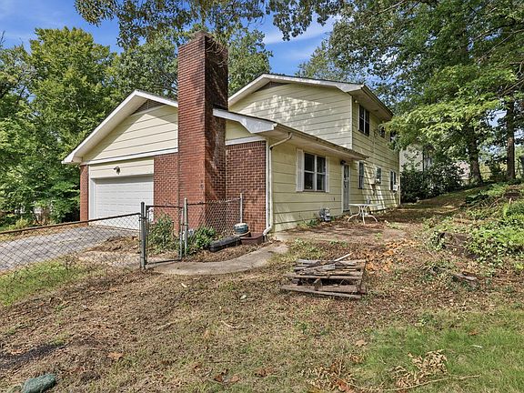 5th image of 917 Carrie Ln