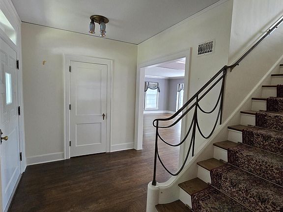 4th image of 418 1st Ave E