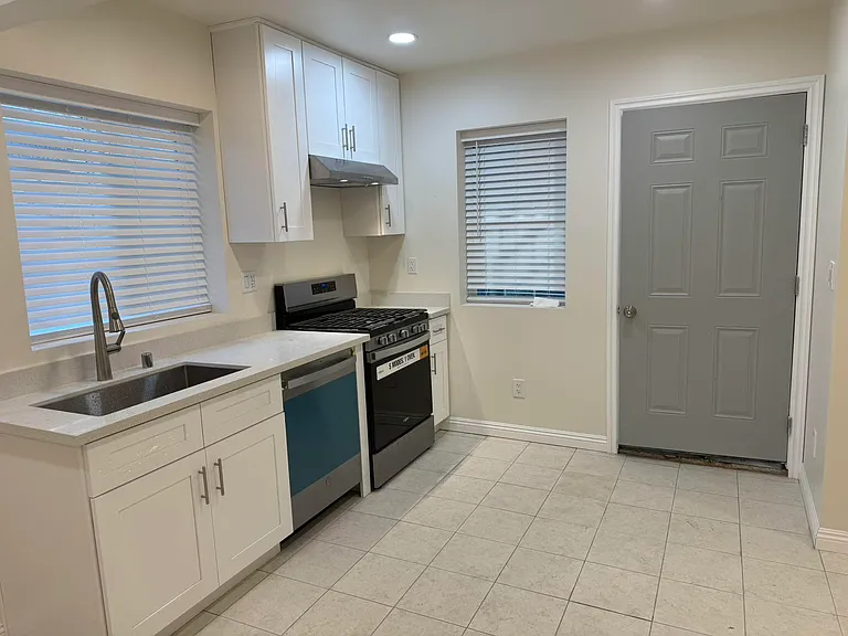 686 Abbey Ln #E — Photo 1