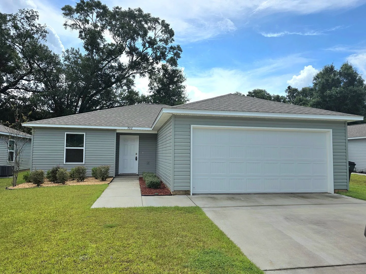 Charming 3-Bedroom Home - Spacious Backyard — Photo 1