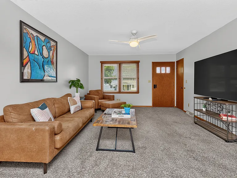 202 NW Sharmin Dr — Photo 1