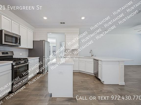 4th image of 921 Evergreen St