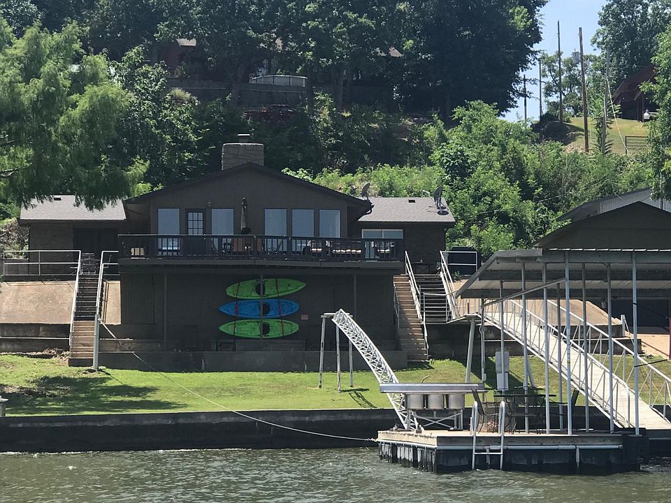 Lake front, personal dock and boat slip, great fishing