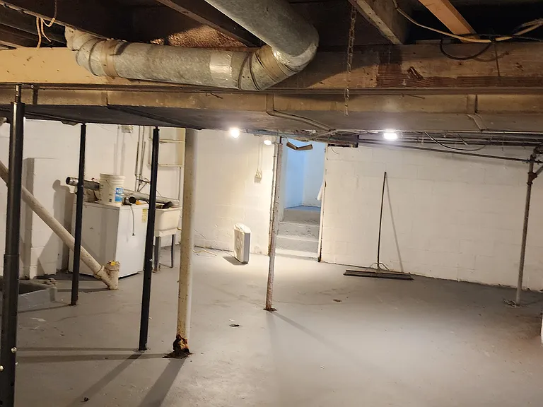 Large shared basement with washer and dryer