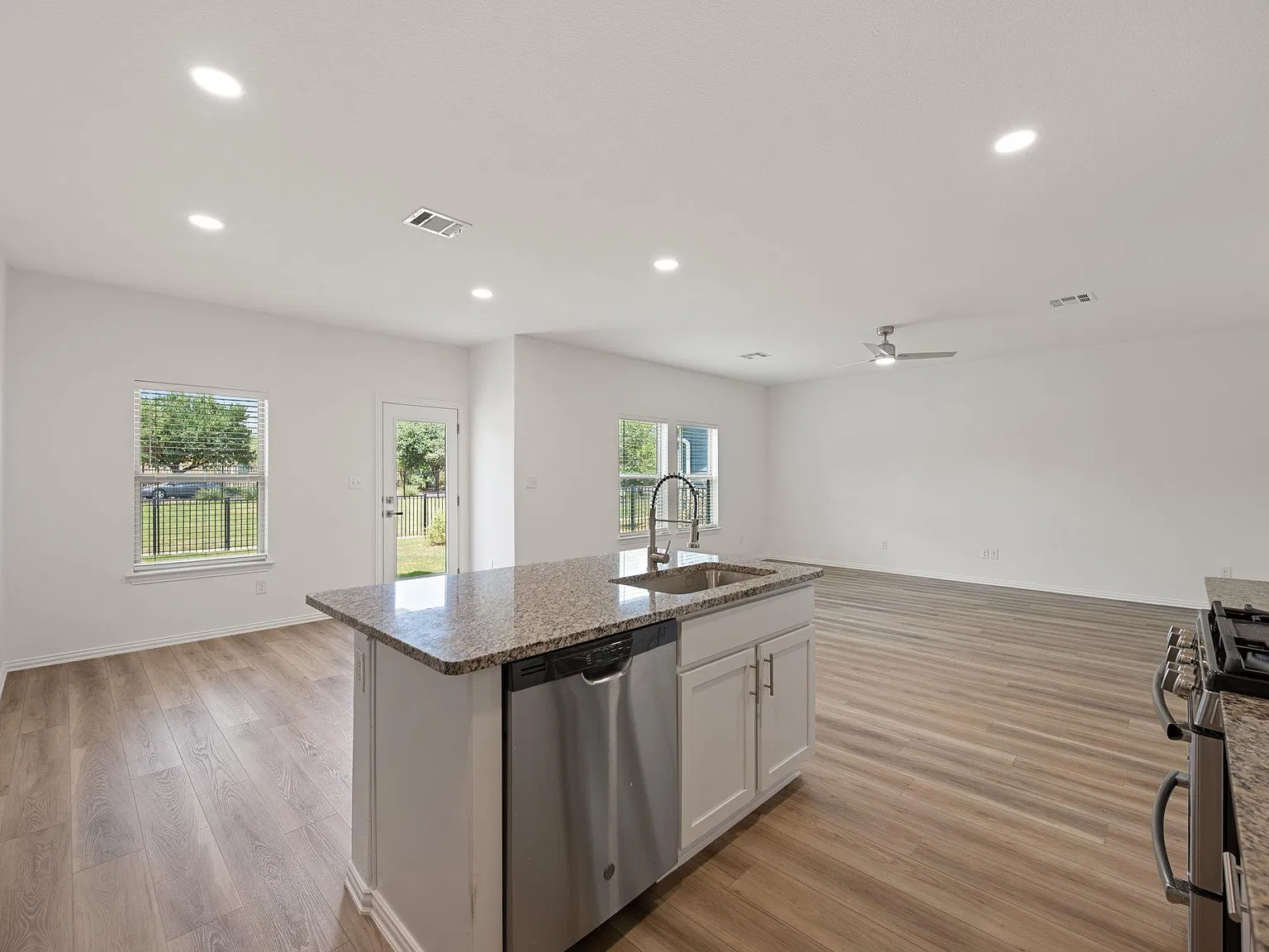5 bed, 3.0 bath, 2316 sqft, $2,600 — Photo 4