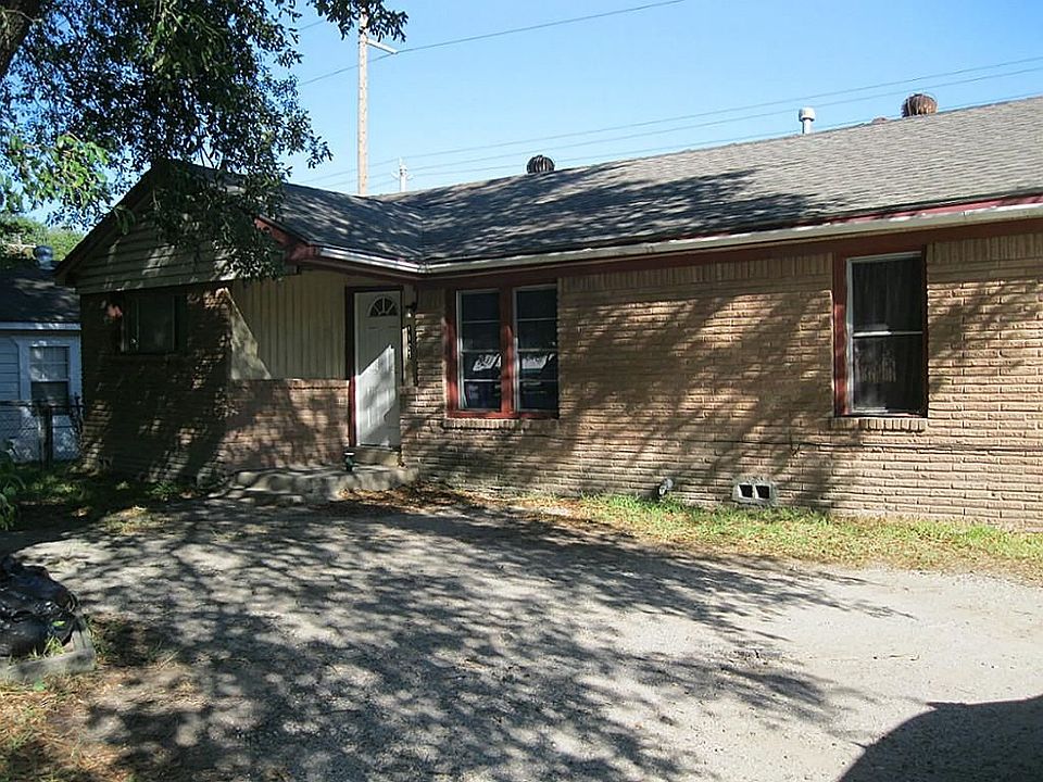 1st image of 1105 Twin Oaks St