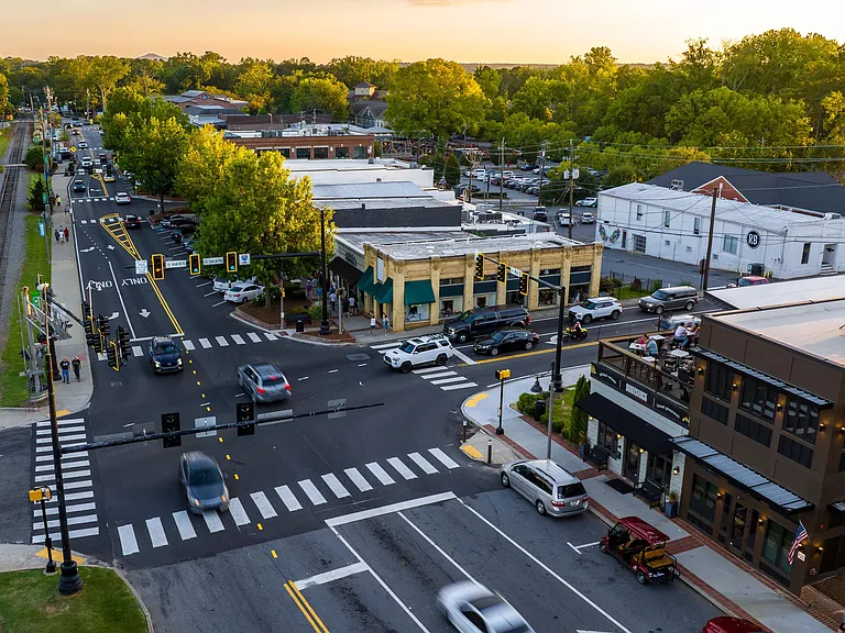 xperience the buzz! The Everlee is a heartbeat away from Woodstock's lively entertainment, cultural charm, and bustling shops.